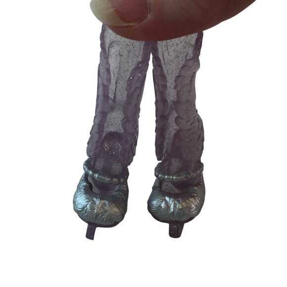 Ever After High Fairest On Ice Duchess Swan Ice Skates & Pink Ruffle Purse - Picture 4 of 7